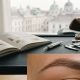 Microblading Lehrbuch: Fundiertes Fachwissen für angehende Artists 2026